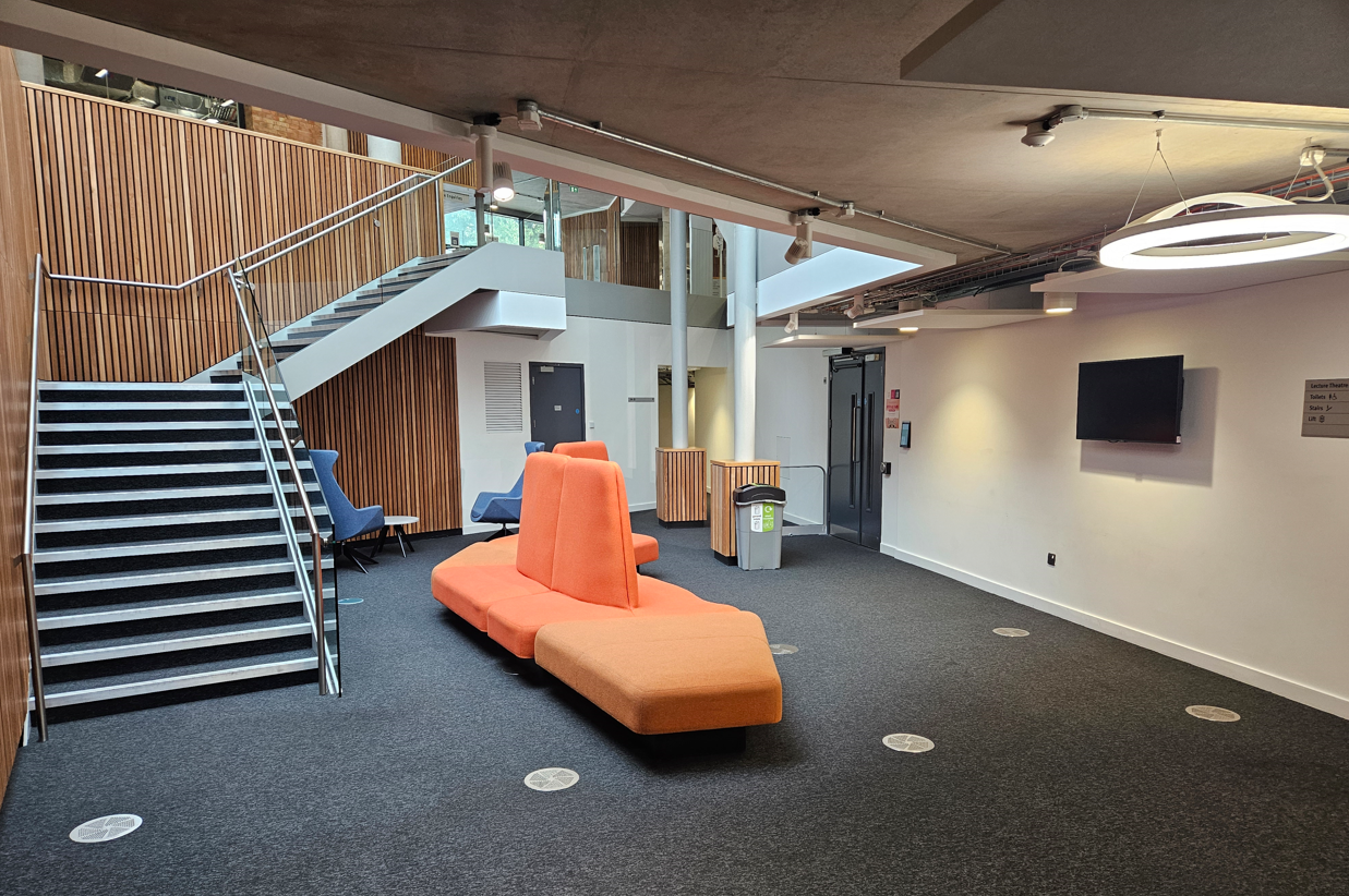 TLG11 foyer